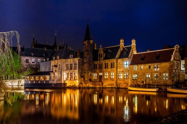 Geceleri Bruges'deki Kanallar