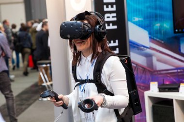Sanal gerçeklik kulaklık ve el denetleyicileri Fuarı CeBIT 2017 yılında Hannover Messe, Almanya üzerinde Htc Vive tarafından geliştirilen video oyun oynayan kız