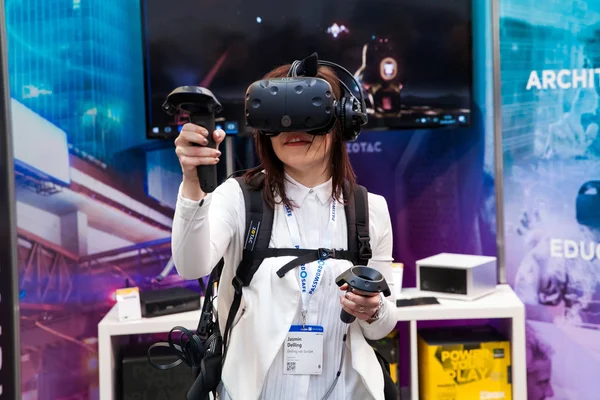 Menina jogando videogame em realidade virtual headset e controladores portáteis desenvolvidos pela HTC Vive na exposição Cebit 2017 em Hannover Messe, Alemanha — Fotografia de Stock