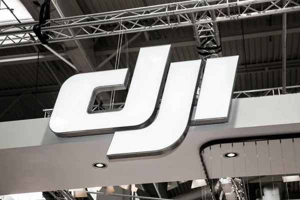 Firma del logotipo de la empresa DJI en la feria Cebit 2017 en Hannover Messe, Alemania — Foto de Stock