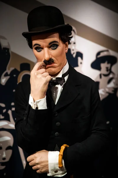 Figur lilin Sir Charles Spencer Charlie Chaplin, Aktor komik Inggris di museum lilin Madame Tussauds di Amsterdam, Belanda — Stok Foto