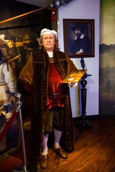 Figura de cera de Rembrandt van Rijn pintor en Madame Tussauds Museo de cera en Amsterdam, Países Bajos — Foto de Stock