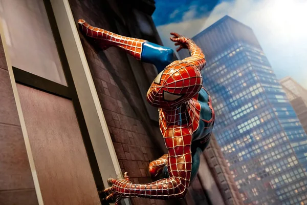 Hollanda, Amsterdam 'daki Madame Tussauds Balmumu Müzesinde Örümcek Adam Marvel çizgi romanları