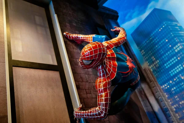 Hollanda, Amsterdam 'daki Madame Tussauds Balmumu Müzesinde Örümcek Adam Marvel çizgi romanları