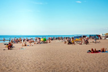 Güneşli bir gün sahilde şehirde Jurmala, Letonya