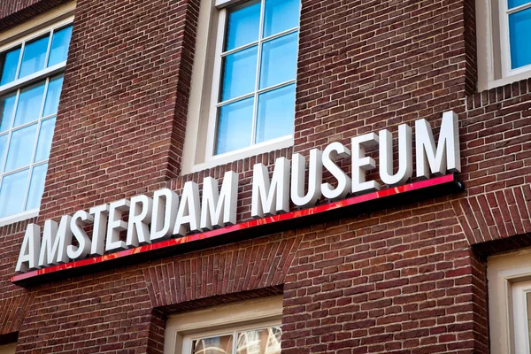 Amsterdamie Muzeum znak na ścianie, Holandia — Zdjęcie stockowe