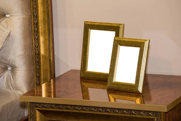 Pieptul sertarelor cu două cadre foto goale — Fotografie, imagine de stoc