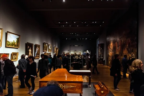 Visitantes en Rijsmuseum en la ciudad de Amsterdam, Holanda — Foto de Stock