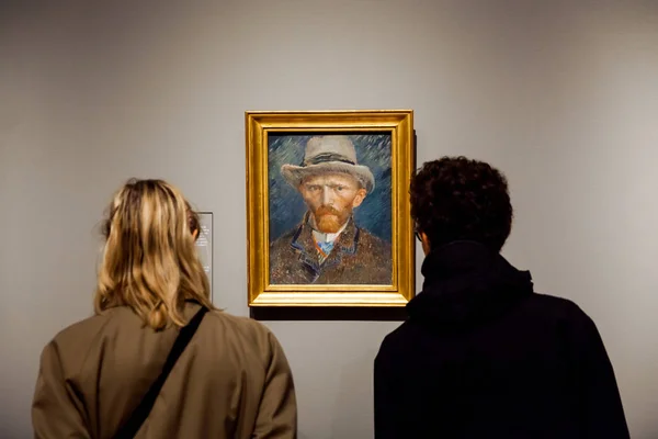 Odwiedzający oglądania autoportret dzieła słynnego malarza Vincenta van Gogha w Rijsmuseum w mieście Amsterdam, Holandia — Zdjęcie stockowe