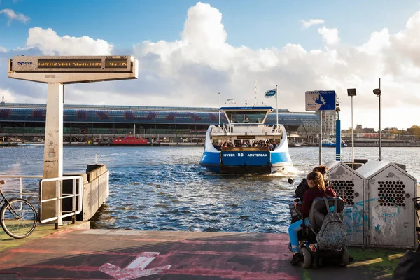 Cruise boot in Amsterdam stad, Holland — Stockfoto