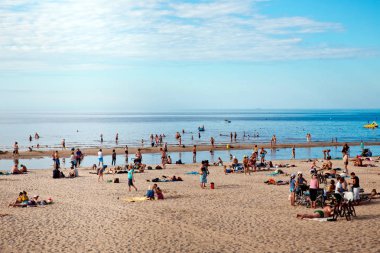 Güneşli bir gün sahilde şehirde Jurmala, Letonya