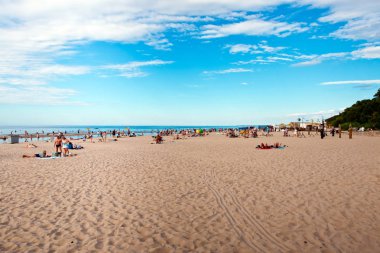 Güneşli bir gün sahilde şehirde Jurmala, Letonya