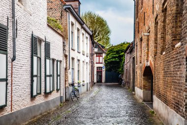 Bruges içinde sakin avluya