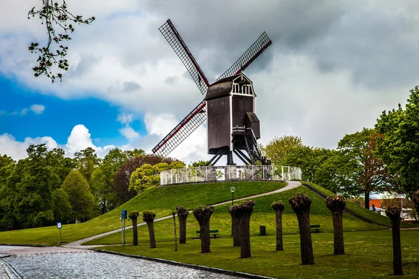 Antiguo molino de viento en Brujas, Bélgica — Foto de Stock