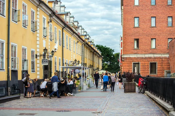 Старый город Рига с уличным кафе, Латвия — стоковое фото