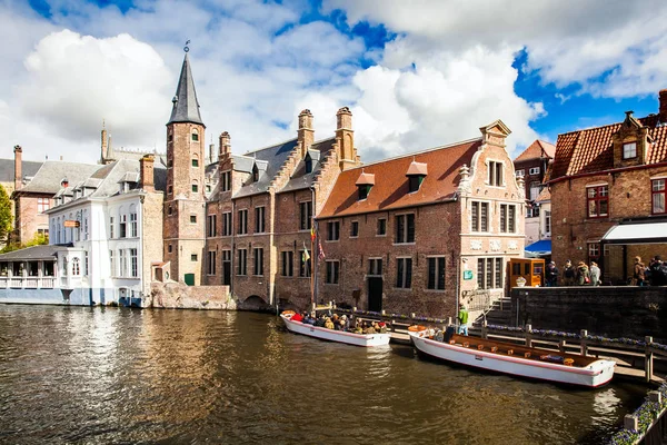 Cestování lodí s turisty na kanálech města Bruggy, Belgie — Stock fotografie