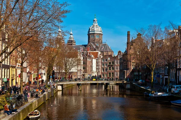 Tavaszi nézet a jellegzetes építészeti, a város, csatornák és hajók, Amszterdam, Hollandia — Stock Fotó