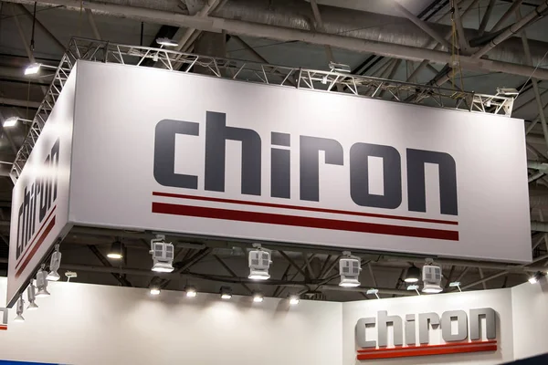 Banner de signo de logotipo de Quirón. Chiron es una empresa de fabricación alemana de centros de mecanizado vertical — Foto de Stock