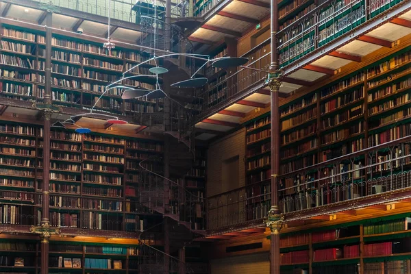 Antiguo interior de la biblioteca en Rijsmuseum en la ciudad de Amsterdam, Holanda —  Fotos de Stock