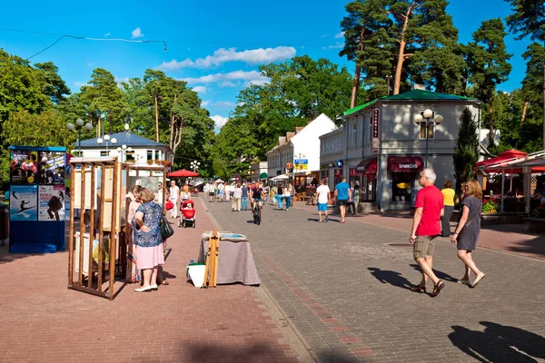 Muchos turistas en la calle en Jurmala ciudad, Letonia —  Fotos de Stock