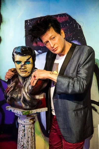 Amsterdam, Pays-Bas - Mars, 2017 : Figure de cire du musicien et peintre néerlandais Herman Brood au musée de cire Madame Tussauds à Amsterdam, Pays-Bas — Photo