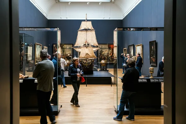 Visitantes en Rijsmuseum en la ciudad de Amsterdam, Holanda — Foto de Stock