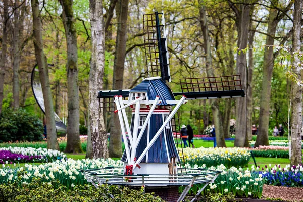 Moinho de vento decorativo em Keukenhof park — Fotografia de Stock