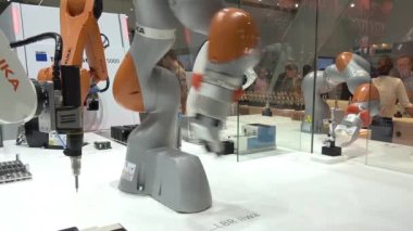 Otomasyon çözümleri Kuka robot silah ile geleceğin Messe Hannover, Almanya'nın Fuar stand