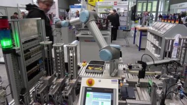 Evrensel robotlar pratik örnekler göstermek ne kadar esnek, basit ve bireysel sunma robotlarınızda her gereksinimi ve Messe Hannover, Almanya'nın adil uygulama için kullanılabilir