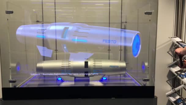 Festo presentera supraledande kompakt klo polig motor med elektrisk solid-state kylning på Messe Mässan i Hannover, Tyskland — Stockvideo