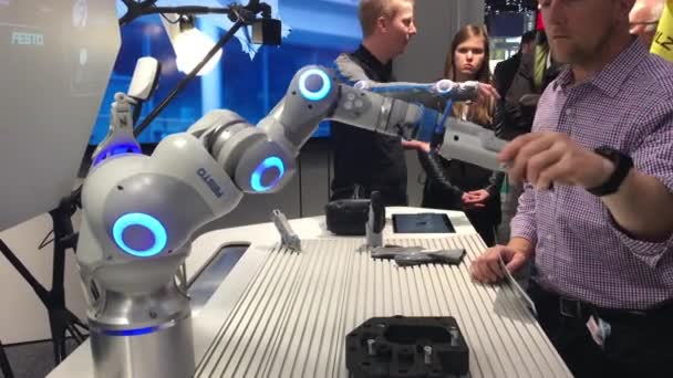Festo presenteert bionic werkplek op Messe beurs in Hannover, Duitsland — Stockvideo