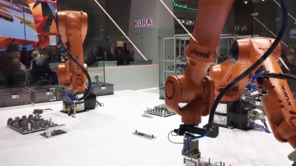 Automatisierungslösungen der Zukunft mit Roboterarmen auf dem kuka-Stand auf der hannover messe — Stockvideo