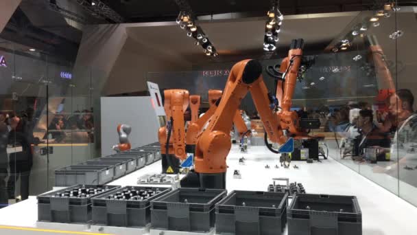 メッセ ハノーバー、ドイツで公正に立つ Kuka のロボット アームと将来の自動化ソリューション — ストック動画