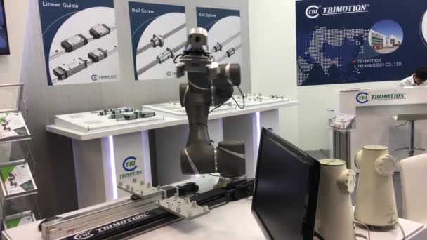 Kontrollerande automat i robot industrin på Tbi motion stå på Messe Mässan i Hannover, Tyskland — Stockvideo