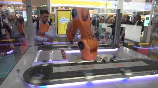 Soluciones de automatización con brazo robot Kuka y Ethercat en el stand de Beckhoff en la feria Messe en Hannover, Alemania — Vídeo de stock