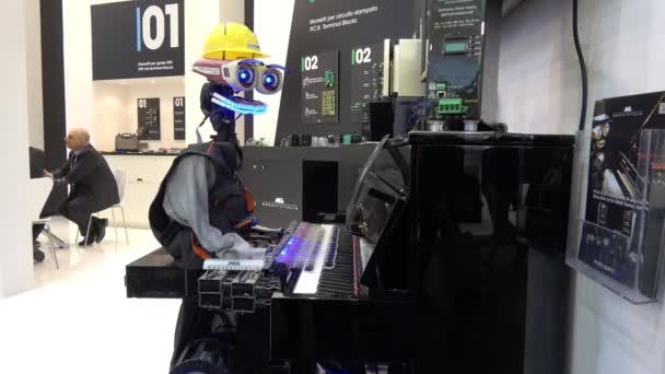 Teotronica TEO robot chef par Morsetti jouant du piano sur la foire de Messe à Hanovre, Allemagne — Video