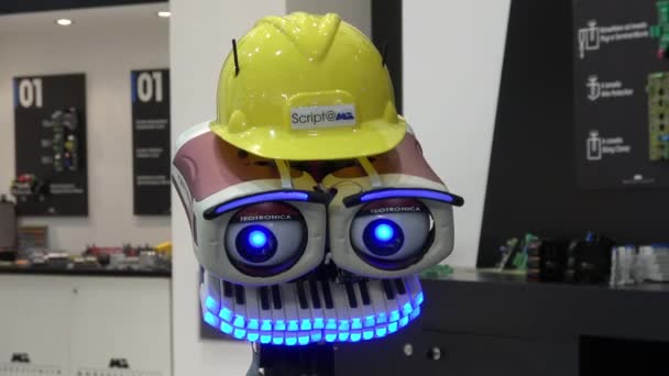 Teotronica Teo robot hoofd door Morsetti op Messe beurs in Hannover, Duitsland — Stockvideo