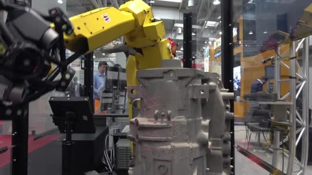 Robotarm met optische Cmm Metrascan 3d scanning systeem op Messe beurs in Hannover, Duitsland — Stockvideo