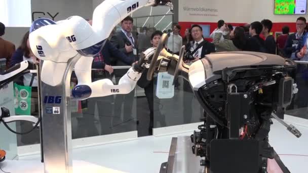 IBG представляет робота и человеческое сотрудничество на выставке Messe в Ганновере, Германия — стоковое видео