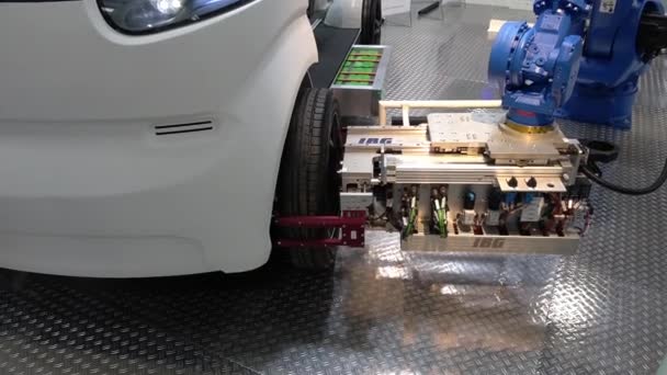 Automatische Wielmontage op Ibg elektrische auto op Messe beurs in Hannover, Duitsland — Stockvideo