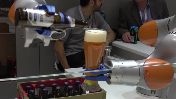KUKA robot armen gieten bier op Messe beurs in Hannover, Duitsland — Stockvideo