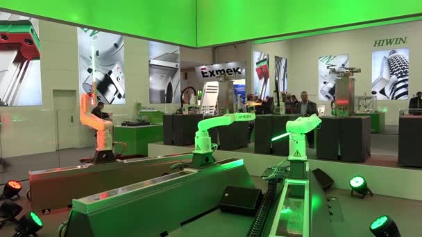 Star Wars robotica vechten op Hiwin staan op Messe beurs in Hannover, Duitsland — Stockvideo