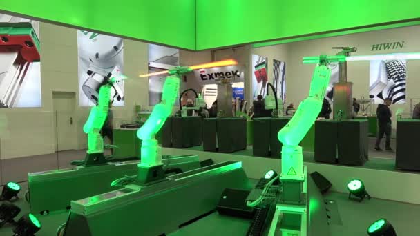 Robot Star Wars berjuang di Hiwin berdiri di Messe fair di Hannover, Jerman — Stok Video