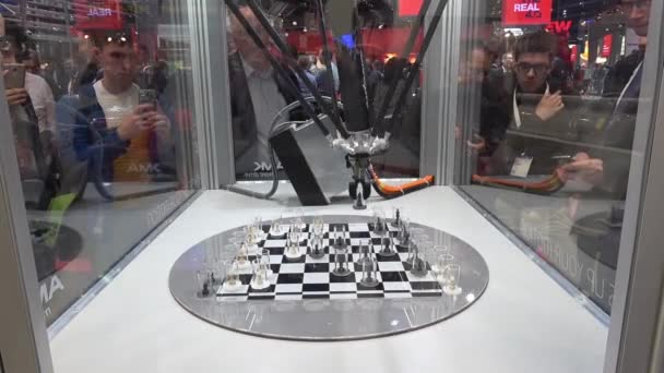 Desková hra šachy s Amk elektrické pohony a technologie pro řízení pohybu na Messe veletrhu v Hannoveru, Německo — Stock video