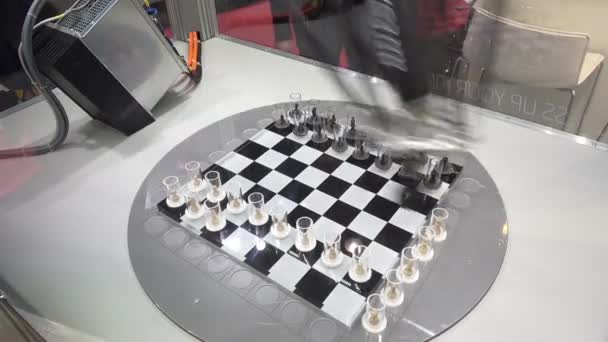 Jogo de tabuleiro de xadrez com acionamentos elétricos AMK e tecnologia de controle de movimento na feira Messe em Hannover, Alemanha — Vídeo de Stock