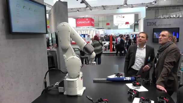 Salon des robots pour différentes exigences et applications sur le salon Messe à Hanovre, Allemagne — Video