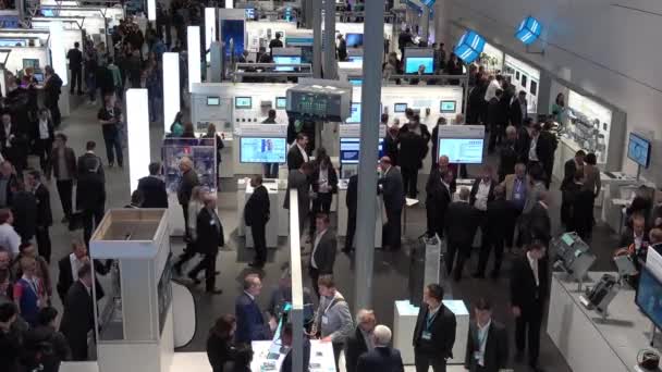 Siemens stojí na veletrhu Messe v Hannoveru, Německo — Stock video