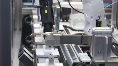 Yamaha gelişmiş Robotik otomasyon platformu otomatik robot kol ile kontrol inceleme Messe Hannover, Almanya'nın adil üzerine entegre
