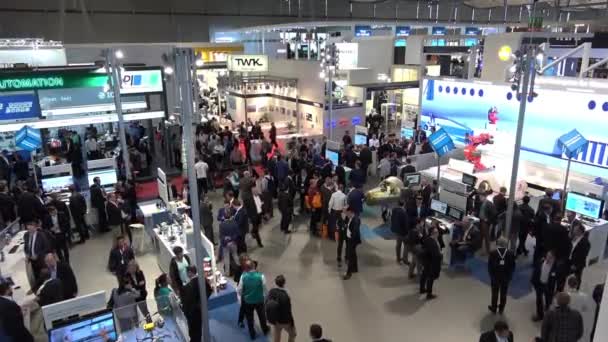 Stand de Siemens en feria Messe en Hannover, Alemania — Vídeo de stock