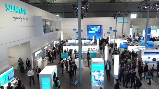 Siemens stand on Feira de Messe em Hannover, Alemanha — Vídeo de Stock